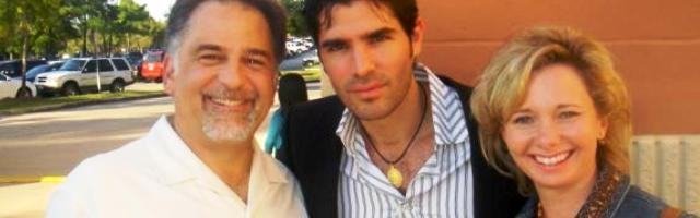 E-_web_religionenlibertad.com_html_imagenes_fotosdeldia_13586_chris__su_esposa_y_eduardo_verastegui__otro_converso_provida