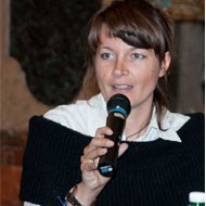 E-_web_religionenlibertad.com_html_imagenes_fotosdeldia_13711_alessandra_en_una_conferencia