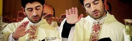 E-_web_religionenlibertad.com_html_imagenes_fotosdeldia_13967_felipe_y_paulo_lizama__gemelos_y_sacerdotes